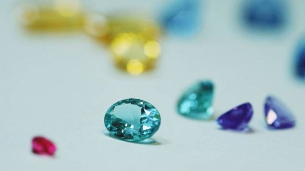 Os diamantes coloridos são chamados de diamantes de "cor fantasia". Alguns, de tão raros, são muito valiosos — Foto: Getty Images via BBC