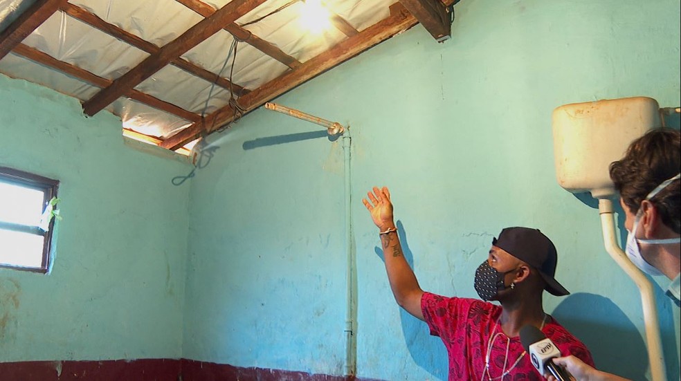 Casa em Ituverava (SP) onde moravam trabalhadores resgatados em condição análoga à escravidão não tinha chuveiro nem água aquecida — Foto: Marcelo Moraes/EPTV