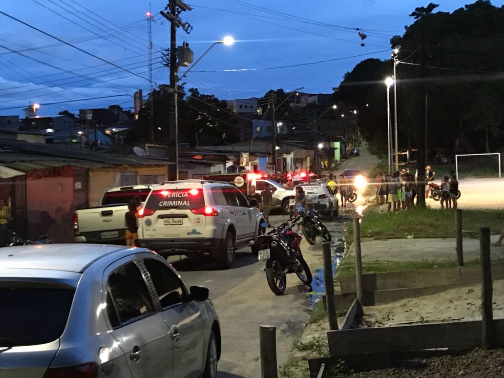 Criminosos chegaram ao local de carro e atiraram contra a vítima, que foi atingida por cinco tiros (Foto: Patrick Marques/G1 AM)