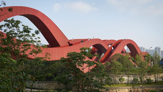 Ondas vermelhas formam ponte na China (Foto: Divulgação)