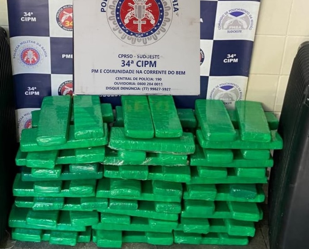 Grávida de gêmeos e marido são presos com mais de 120 kg de maconha prensada em rodoviária na Bahia — Foto: Divulgação / SSP-BA