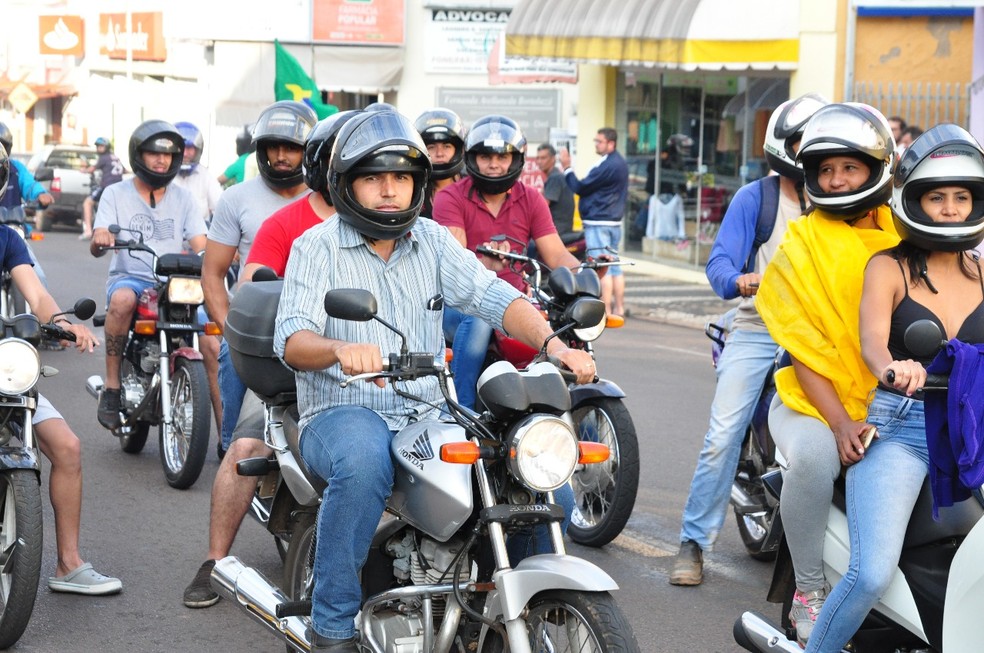Manifestação foi realizada em Álvares Machado nesta terça-feira (29) (Foto: Gilmar Gomes/Foto Bruna)