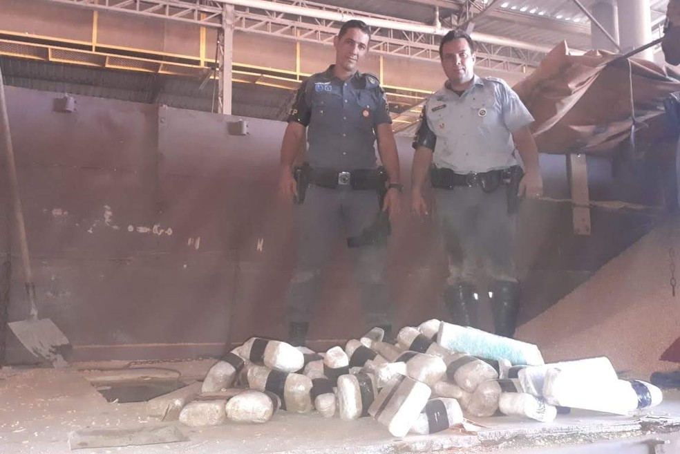 Droga encontrada em fundo falso de carreta carregada com milho após indicação de Max — Foto: Arquivo pessoal/César Alves da Conceição
