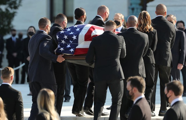 WASHINGTON, DC - SEPTEMBER 23: The casket containing the remains of Associate Justice Ruth Bader Ginsburg is carried at the U.S. Supreme Court where she will lie in repose, on September 23, 2020 in Washington, DC. Ginsburg who was appointed by former U.S. (Foto: Getty Images)