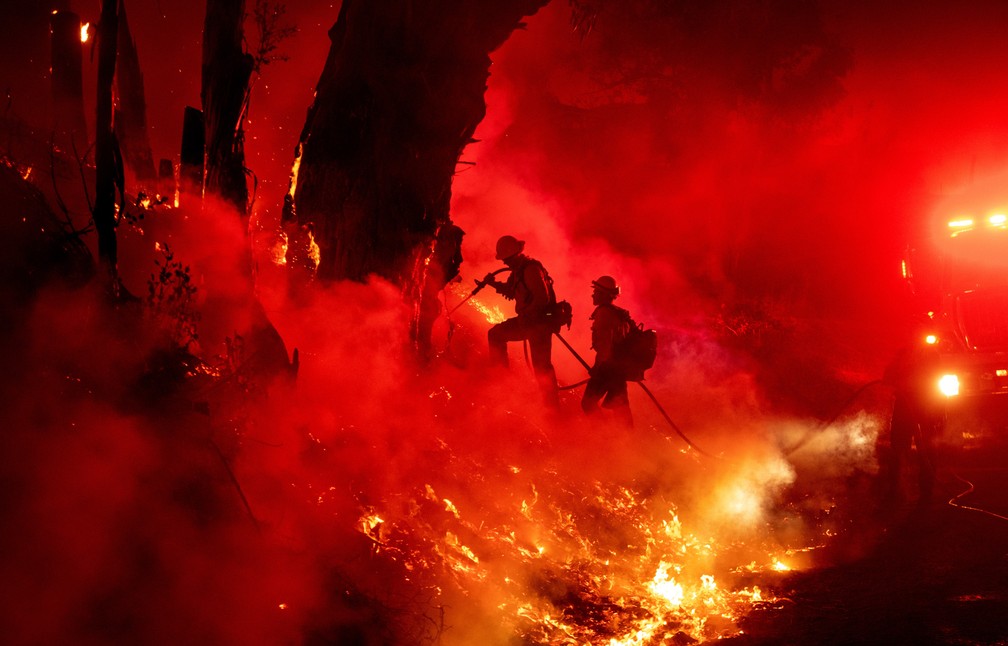 1º de novembro - Bombeiros trabalham para controlar as chamas do incêndio conhecido localmente como Maria em Santa Paula, na Califórnia, EUA — Foto: Josh Edelson/AFP