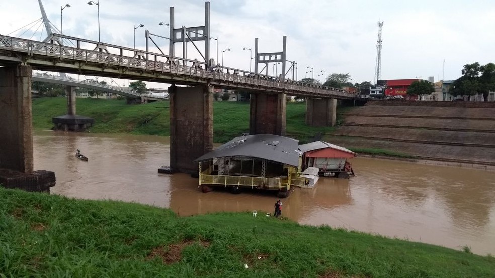 Restaurante flutuante foi arrastado para debaixo da ponte Metálica em Rio Branco (Foto: Lillian Lima/ Rede Amazônica Rio Branco)