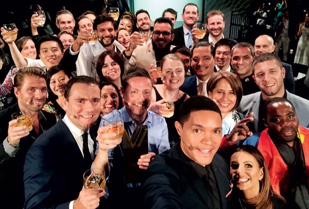 O apresentador  do The Daily Show, Trevor Noah, faz uma selfie com  os finalistas do The Venture, em Nova York, ao lado de Eva Longoria:  startups de 27 países que estão mudando o mundo para melhor (Foto: Reprodução Twitter)