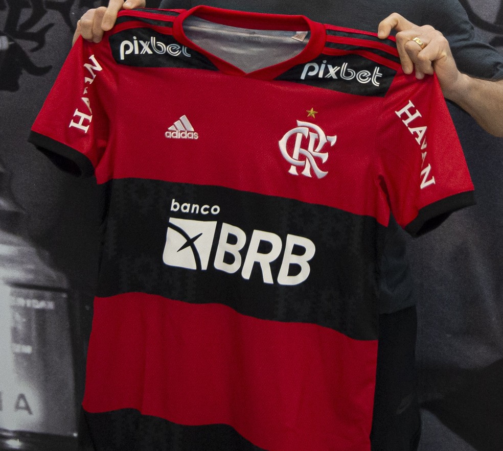 Camisa do Flamengo exibe a logomarca da Adidas desde 2013 de maneira ininterrupta — Foto: Alexandre Vidal/CRF
