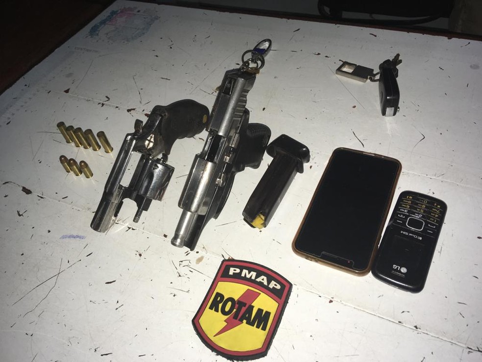 Armas e munições foram apreendidas com os suspeitos — Foto: Rotam/Divulgação