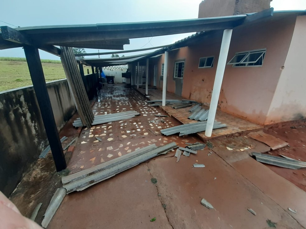 Houve destelhamentos de casas em Martinópolis nesta segunda-feira (9) — Foto: Defesa Civil