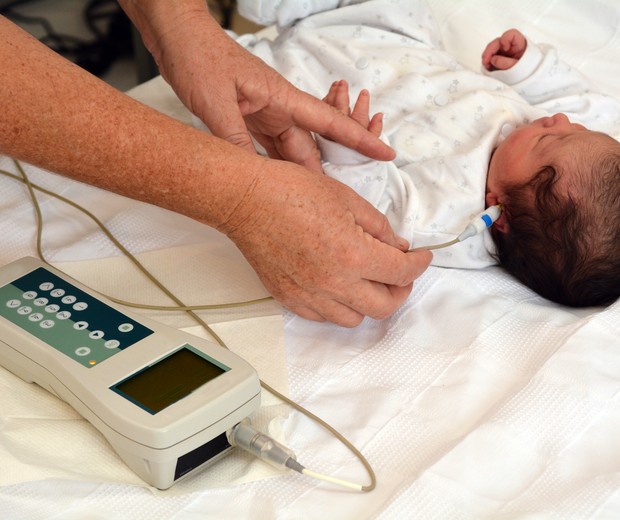 Teste da orelhinha é feito ainda na maternidade, quando a criança tem 48 horas de vida (Foto: Shutterstock)