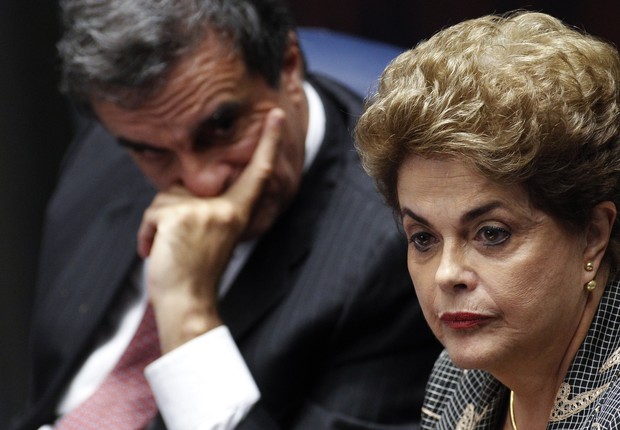 A presidente afastada Dilma Rousseff, ao lado de seu advogado, José Eduardo Cardozo, durante julgamento do impeachment (Foto: Marri Nogueira/Agência Senado)