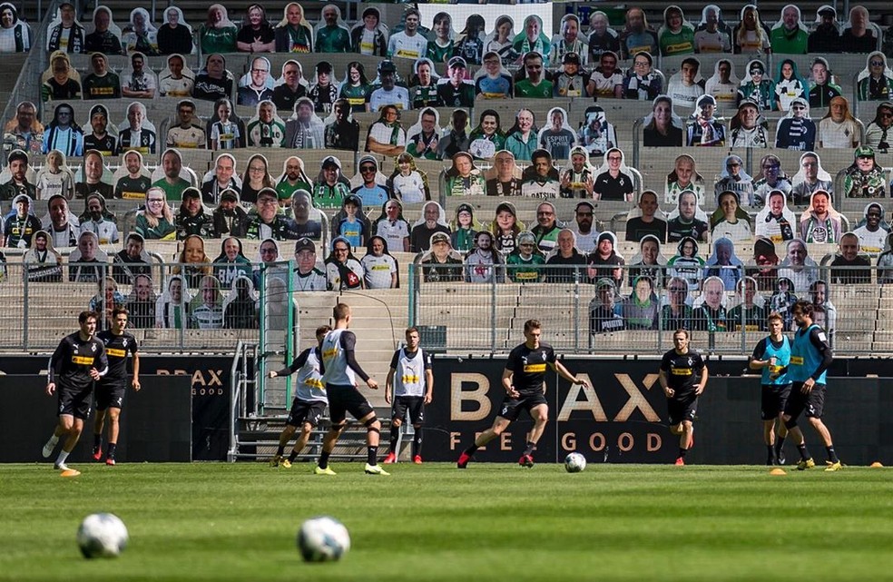 Jogadores do Borussia Mönchengladbach treinam em seu estádio, que já está preenchido com avatares de torcedores nas arquibancadas — Foto: Divulgação/Borussia Mönchengladbach