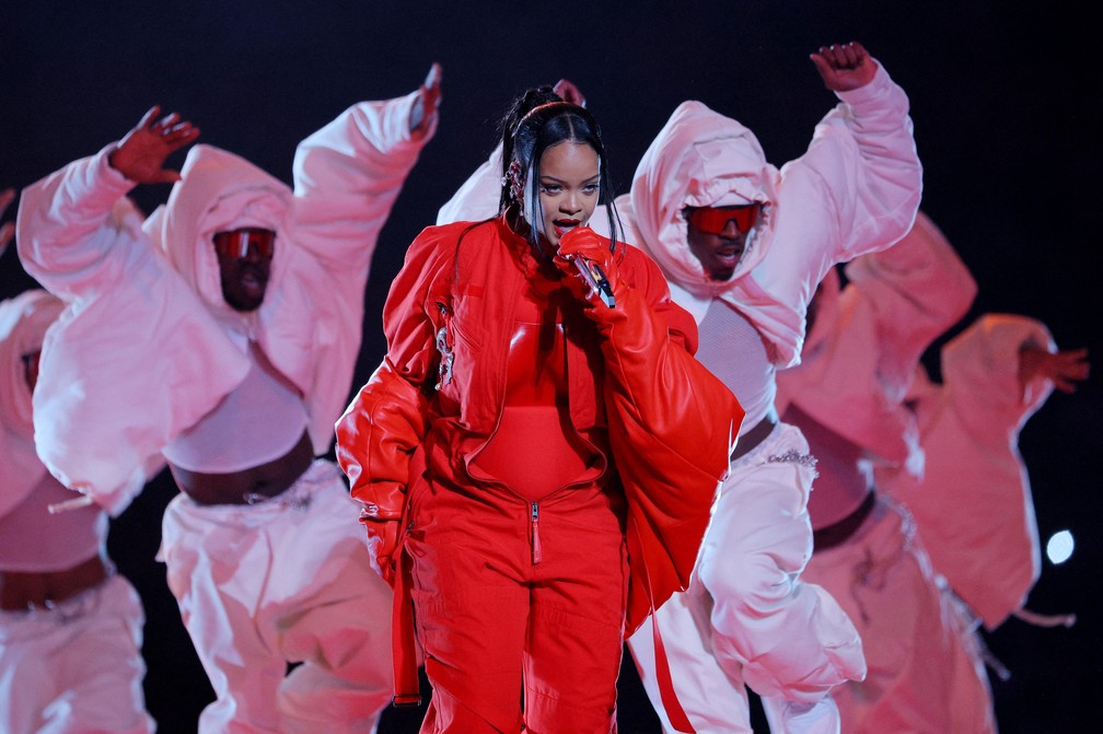Rihanna durante show no Super Bowl — Foto: Brian Snyder/Reuters