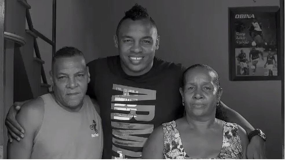 Seu Manoel e dona Nega com Obina &mdash; Foto: Sportv 