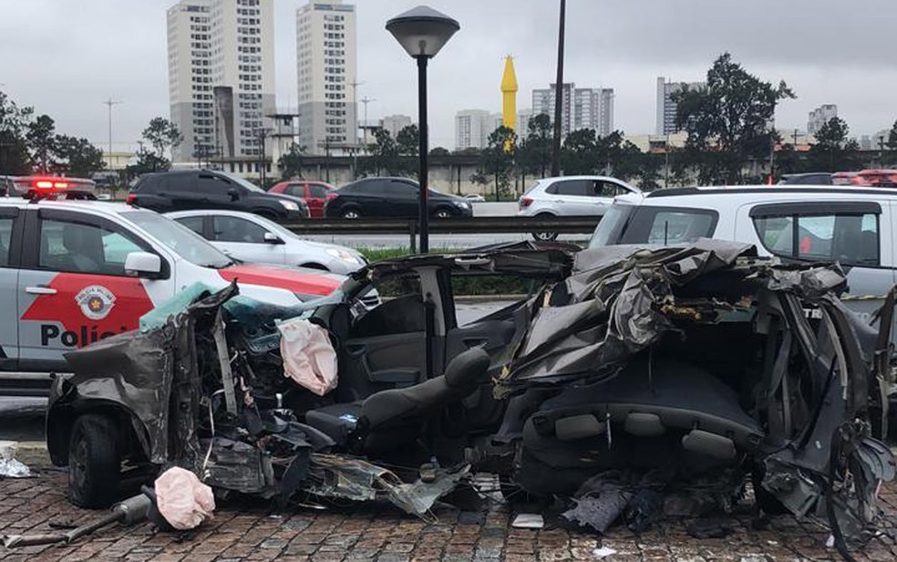 Carro ficou partido ao meio apÃ³s acidente na Marginal Pinheiros â Foto: Veruska Donato/TV Globo