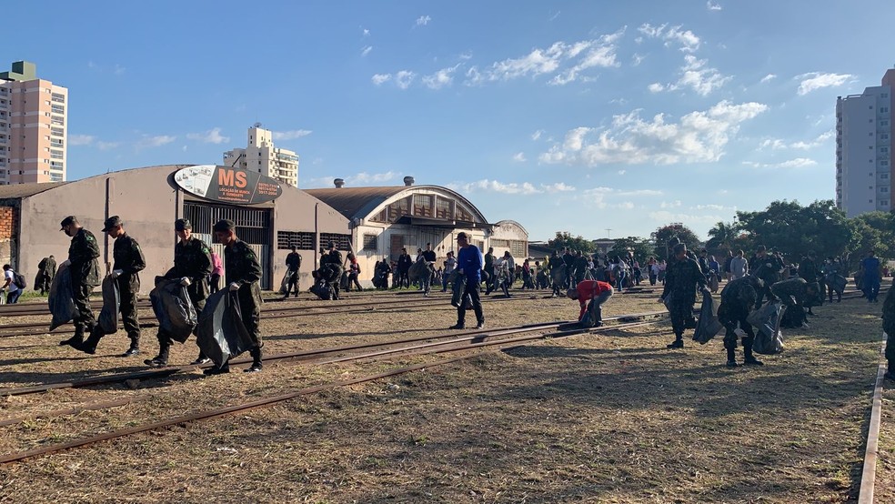 Voluntários fazem o recolhimento de lixo na linha férrea em Presidente Prudente — Foto: Paula Sieplin/TV Fronteira