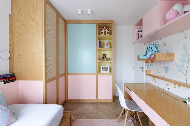 Décor do dia: quarto infantil com penteadeira e décor rosa (Foto: Leonardo Costa/Divulgação)