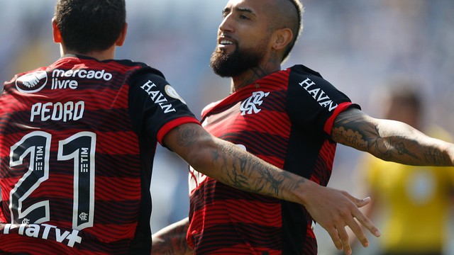 Vidal comemora gol com Pedro, Avaí x Flamengo, Brasileirão
