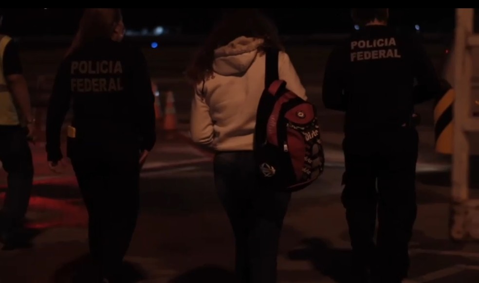 Jovem resgatada na Bolívia chegou ao Recife na madrugada desta sexta-feira (29) — Foto: Polícia Federal/Divulgação