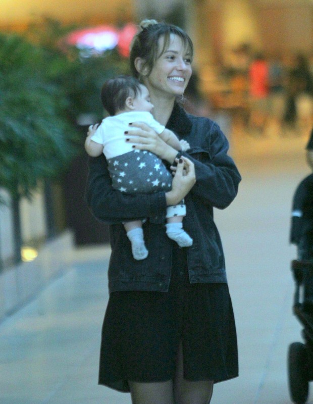 Juliana Didone curte tarde de shopping com a filha (Foto: J Humberto/AgNews)