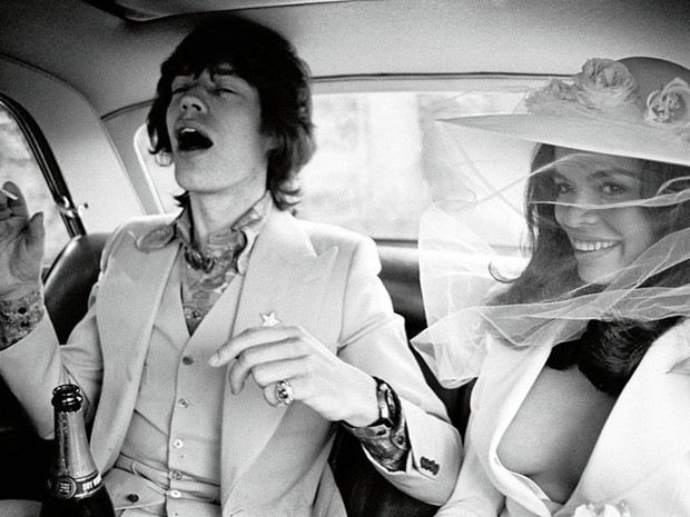 O visual 'ousado' de Bianca Jagger no seu casamento com Mick Jagger em 1971 viria a ser bastante imitado mais tarde. O hedonismo próprio da época aliado ao glamour de Saint Tropez, França (Foto: Lichtfield /Getty Images)