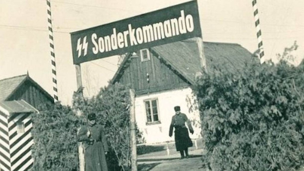 Um portal de Sobibor diz 'SS Sonderkommando' - o nome para unidades especiais de campos de extermínio — Foto: United States Holocaust Memorial Museum (via BBC)