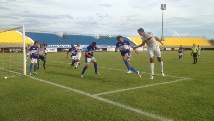 Zagueiro Neuran marca de cabeça o primeiro gol do Palmas em partida contra o Miracema (Foto: Camila Rodrigues/GloboEsporte.com)