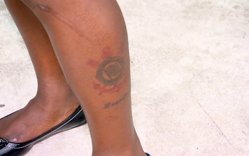 Maria Antonia tem tatuagem do Corinthians, arquirrival do Palmeiras, na perna esquerda (Foto: Reprodução)