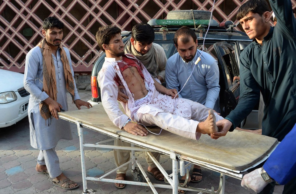 Homem ferido em explosÃ£o de homem-bomba Ã© socorrido em um hospital de Jalalabad, no AfeganistÃ£o (Foto: Noorullah Shirzada/AFP)