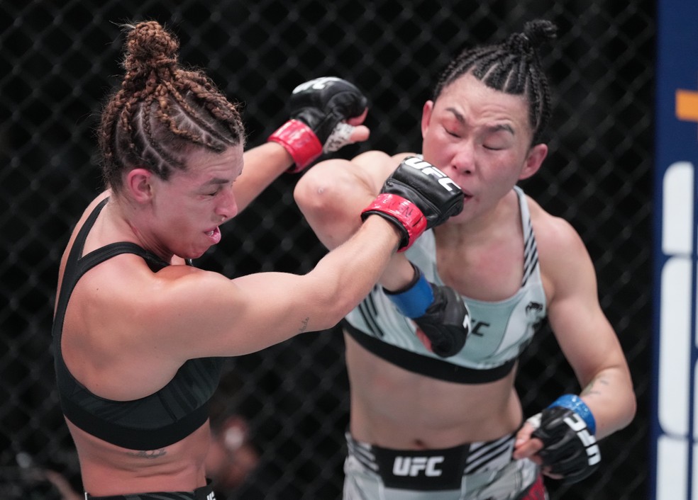 Yan Xiaonan venceu Mackenzie Dern por decisão majoritária (48-47, 48-47 e 47-47) — Foto: Getty Images