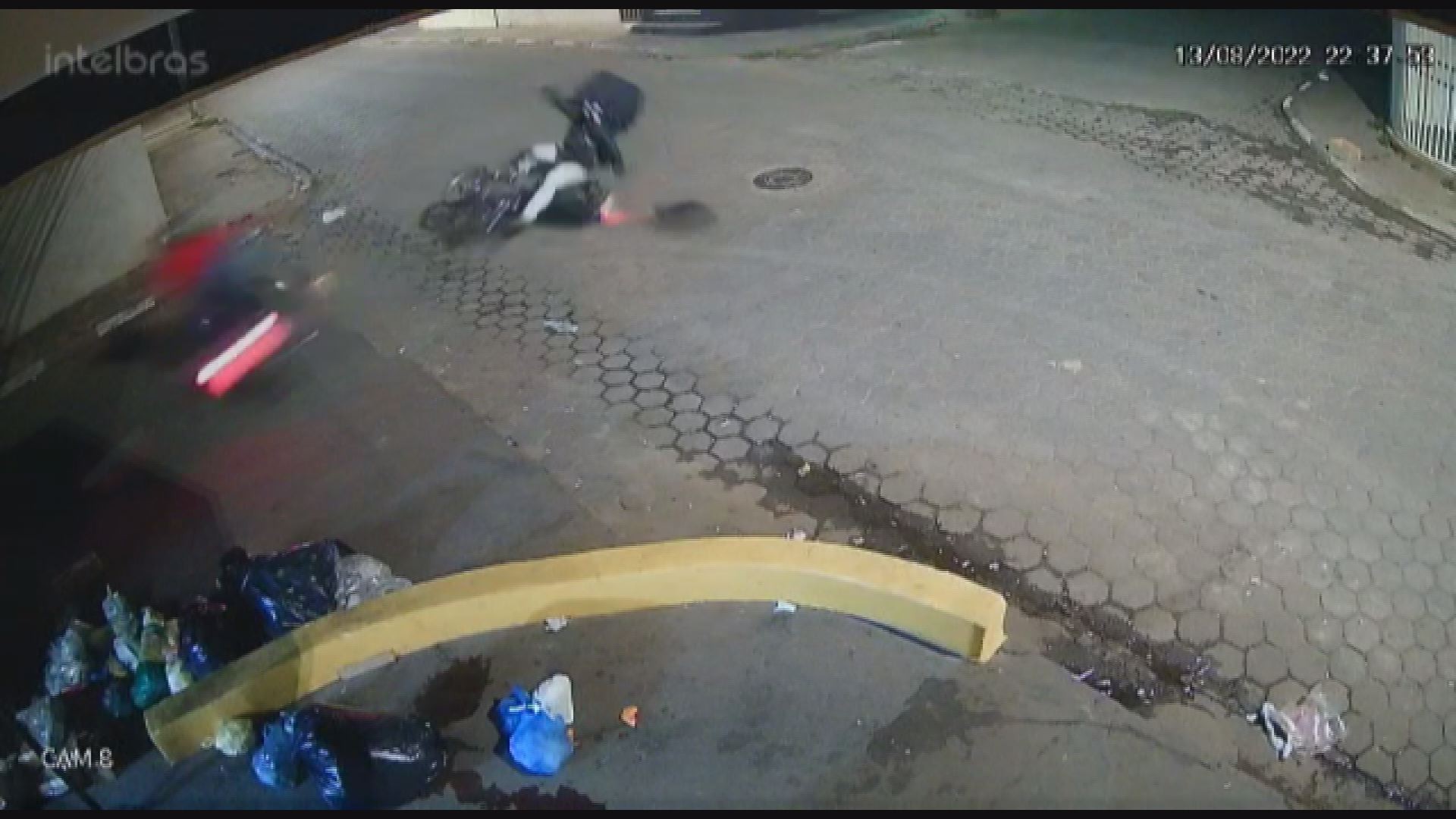 VÍDEO: moto bate em outra motocicleta durante fuga da PM em Passos, MG