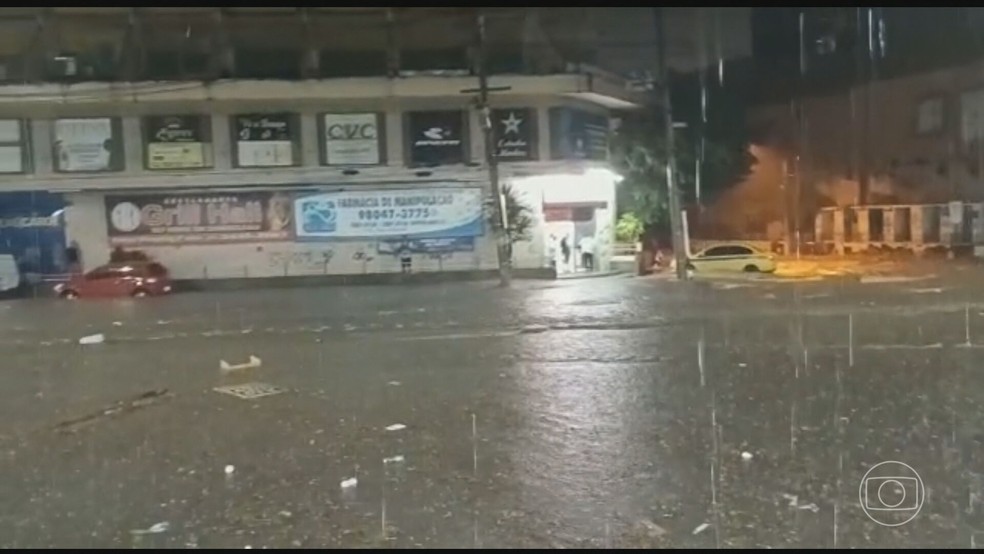 Rua da Penha, na Zona Norte, alagada na chuva desta quinta — Foto: Reprodução/RJ2