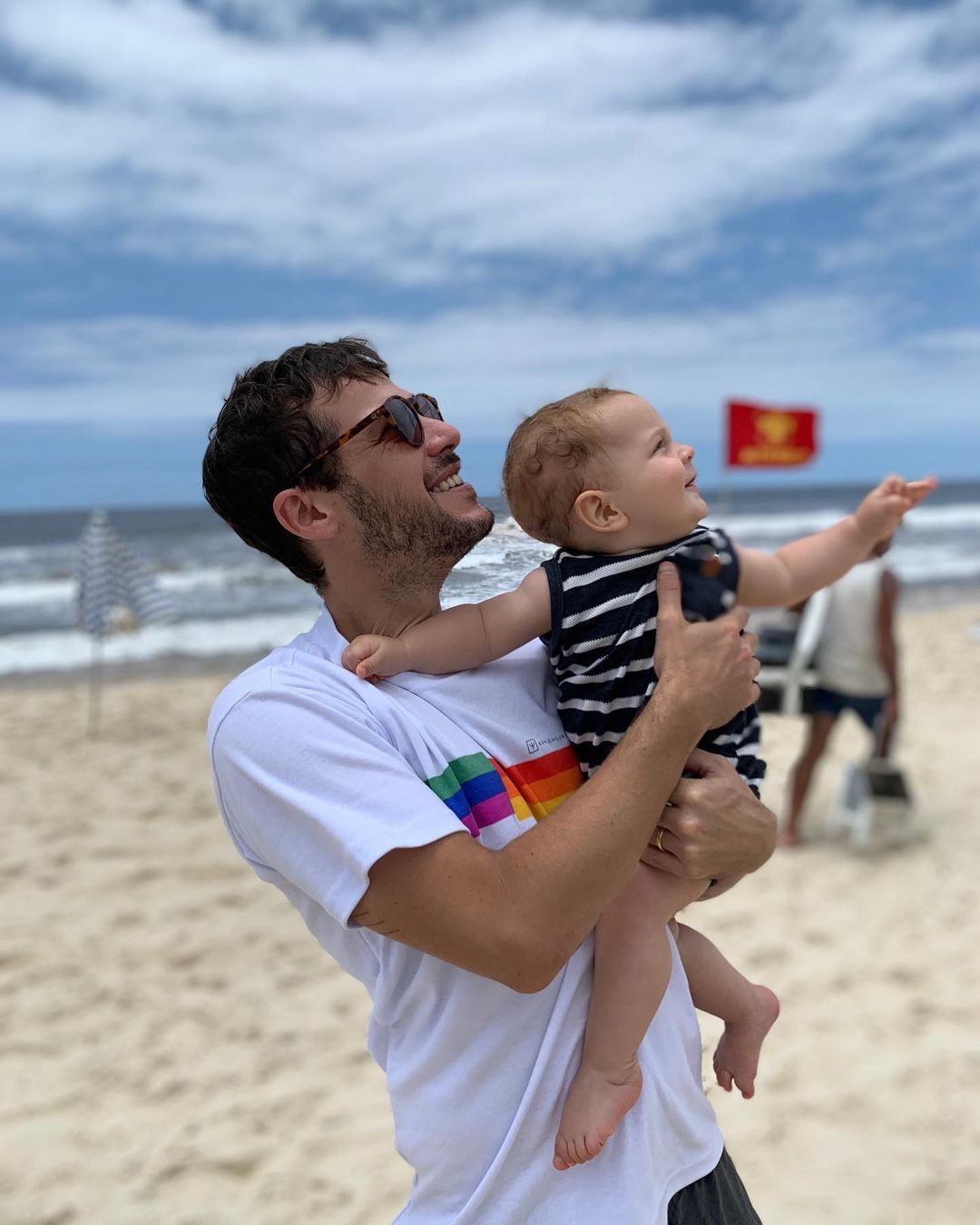 Jayme Matarazzo posa com o filho em praia e fala sobre paternidade  (Foto: Reprodução / Instagram)