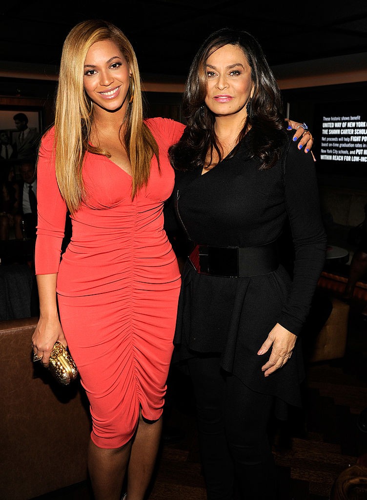 NEW YORK, NY - FEBRUARY 06:  (EXCLUSIVE COVERAGE) Beyonce and Tina Knowles attend the after party following Jay-Z's concert at Carnegie Hall to benefit The United Way Of New York City and the Shawn Carter Foundation at the 40 / 40 Club on February 6, 2012 (Foto: Getty Images)