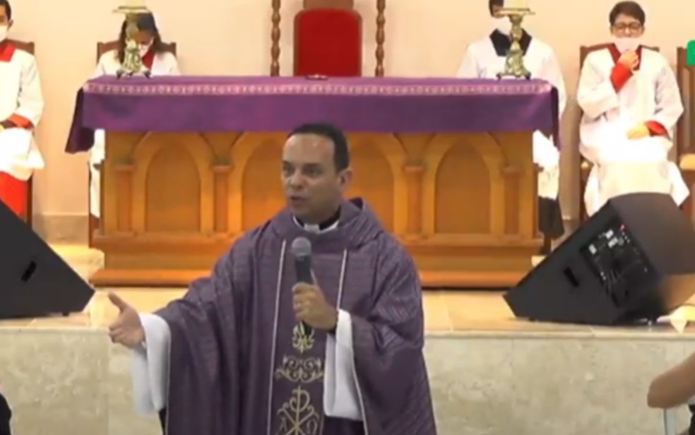 Padre Marcos Rogério de Oliveira celebra missa em homenagem a Seu Francisco — Foto: Reprodução/Youtube