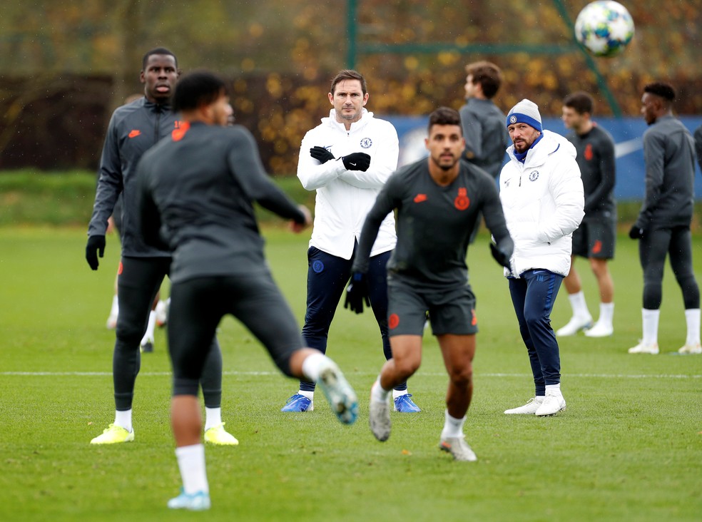 Lampard observa treino do Chelsea na véspera do jogo contra o Ajax — Foto: Reuters/John Sibley