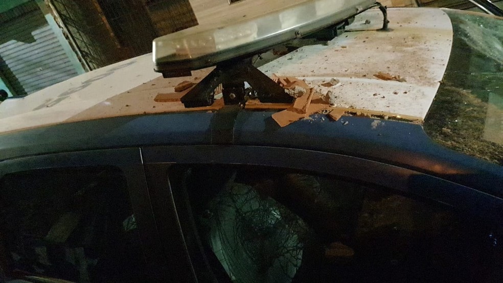 Viatura da Polícia Militar é depredada no bairro da Vila Canária, em Salvador — Foto: Reprodução / Redes Sociais