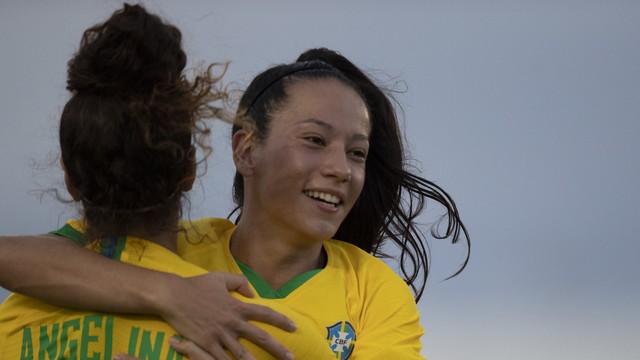 Bruninha se abraça e comemora gol do Brasil com Angelina