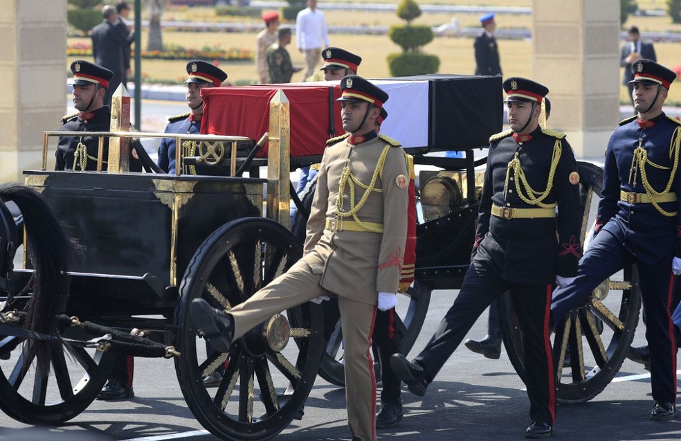 Guardas escoltam caixão com o corpo do ex-presidente egípcio Hosni Mubarak perto da mesquita Al-Mushir Tantaui, no Cairo, nesta quarta-feira (26)  — Foto: Khaled Desouki / AFP
