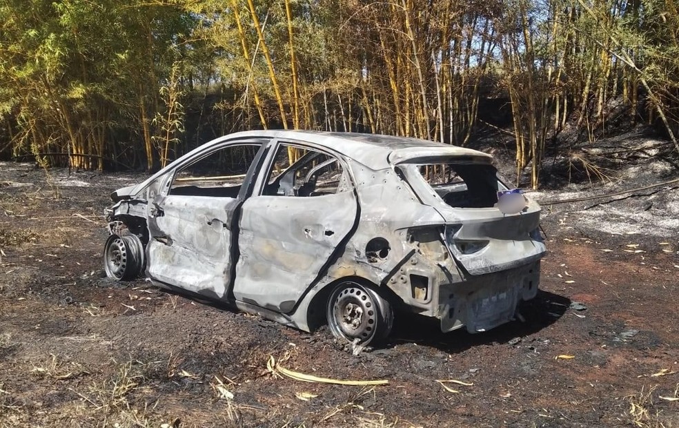 Motorista perde o controle e carro pega fogo em Piraju (SP) — Foto: Corpo de Bombeiros/Divulgação
