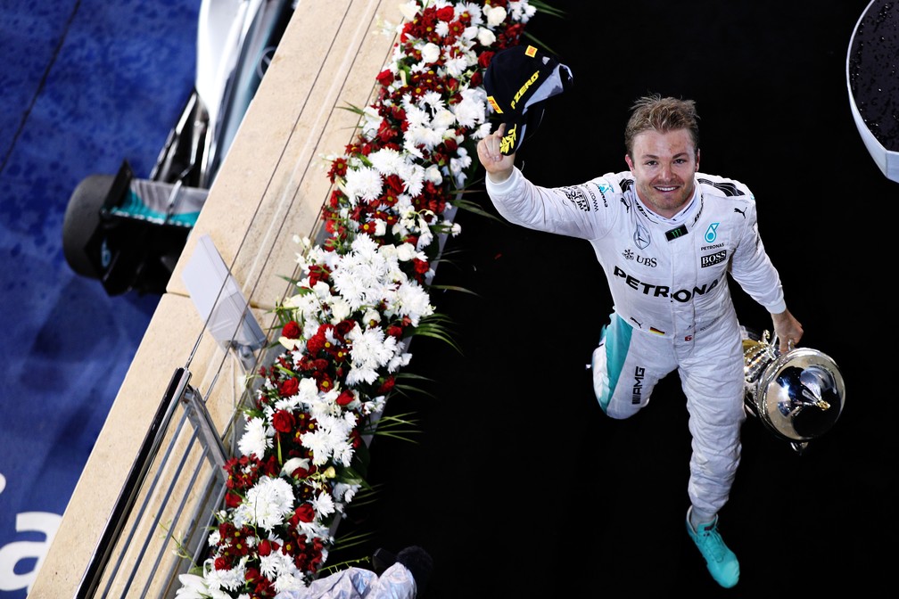 Nico Rosberg comemora a vitória no GP do Bahrein de 2016 após a festa do pódio — Foto: Mark Thompson/Getty Images