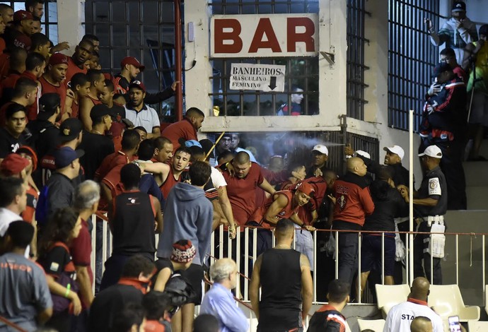 Flamengo x Vasco, basquete, Campeonato Carioca de Basquete, briga entre torcedores (Foto: André Durão)