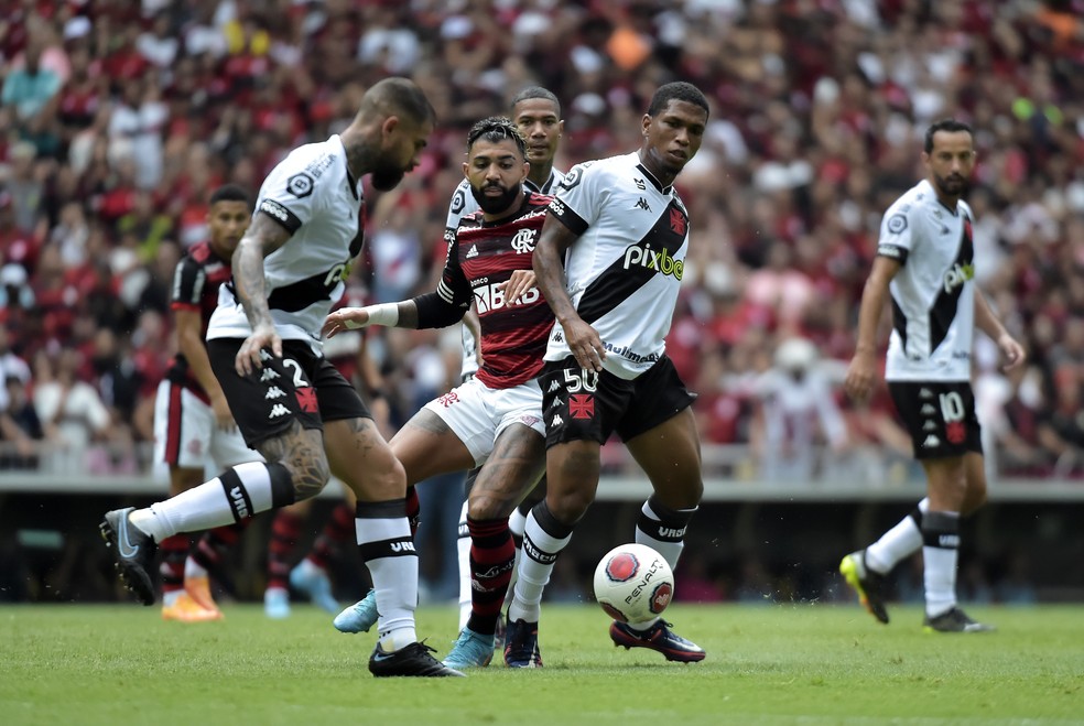Juninho, do Vasco, em ação contra o Flamengo — Foto: André Durão/ge