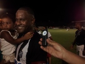 Após o jogo Joelson recebeu o carinho da filha durante as entrevistas no gramado. (Foto: Diego Souza/Globoesporte.com)