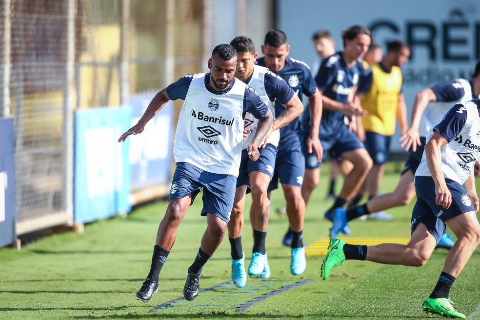 Leonardo Gomes, lateral do Grêmio, durante treino — Foto: Lucas Uebel/Divulgação/Grêmio