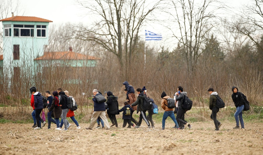 Refugiados na Turquia caminham para a fronteira perto da cidade grega de Kastanies, em 28 de fevereiro de 2020 — Foto: Huseyin Aldemir/Reuters