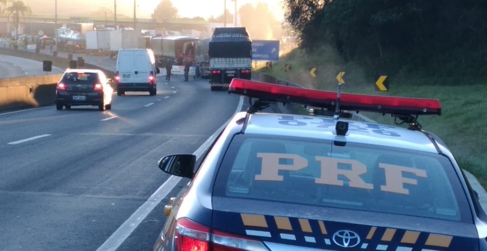 Bloqueio na BR-166, em Quatro Barras (Foto: DivulgaÃ§Ã£o/PRF)