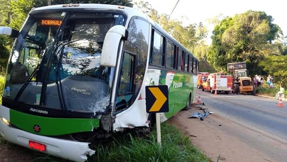 Ônibus envolvido em acidente na BR-116 em Fervedouro — Foto: Paulo Roberto da Rádio/Reprodução
