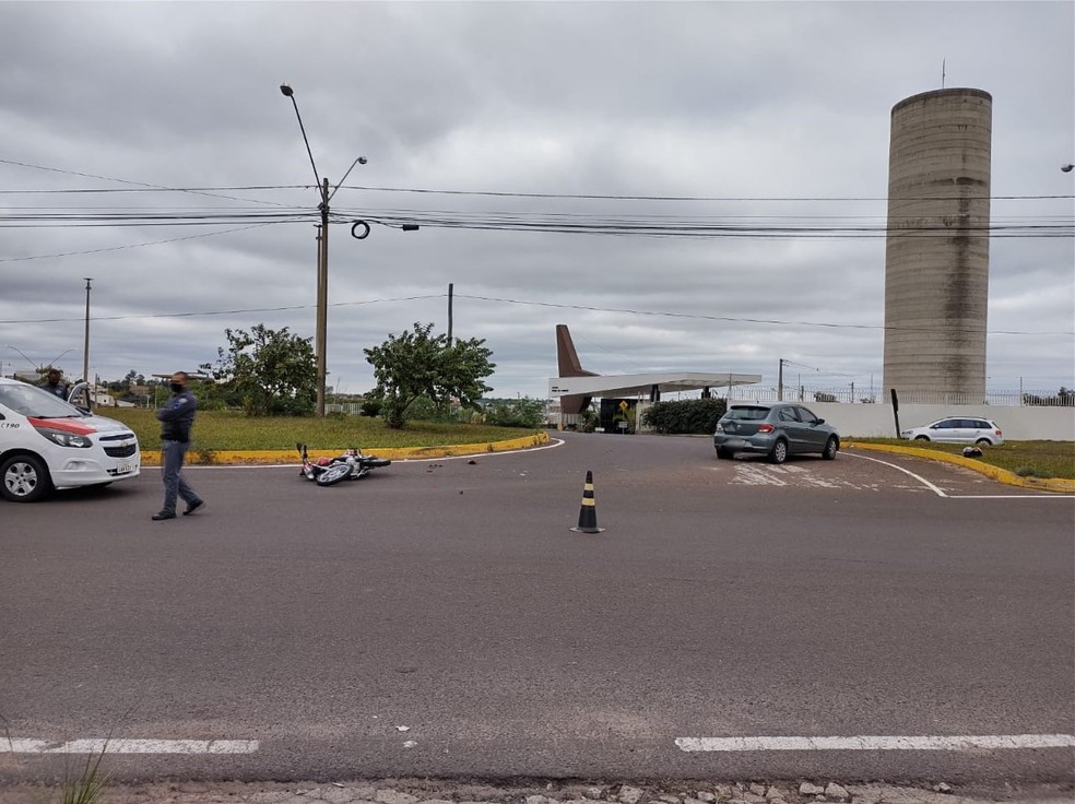 Acidente entre carro e motocicleta foi registrado na manhã deste domingo (20) — Foto: Stephanie Fonseca/G1